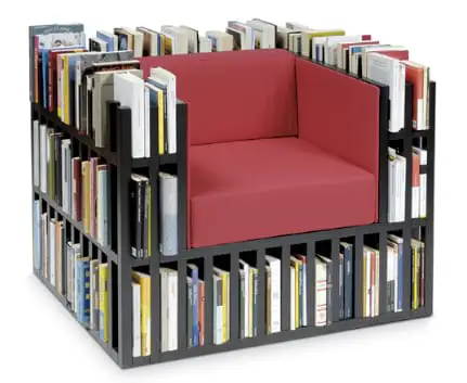 fotel z książkami
