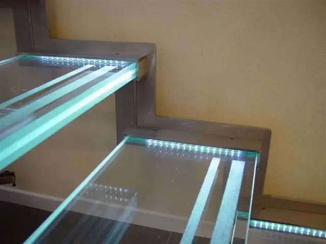 Szklane schody z podświetleniem